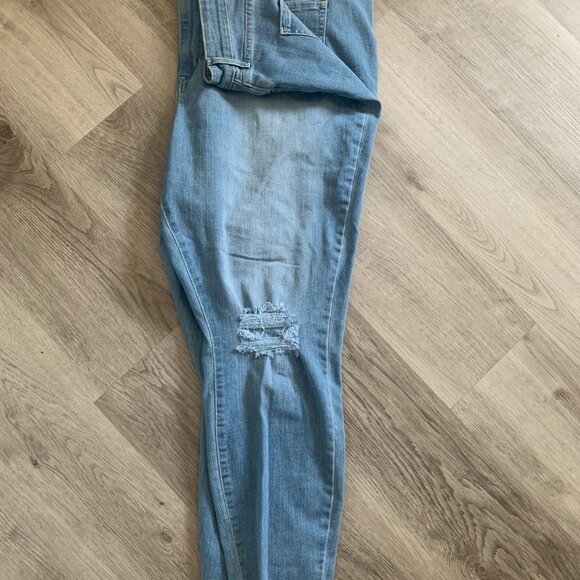 Levi's Signature Women’s Plus Size High Rise Ripped Denim Jeans - Picture 4 of 4